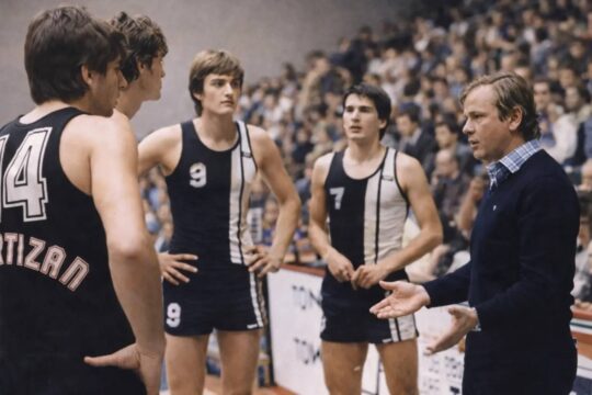 Coach Dušan “Duda” Ivković talks with the players.